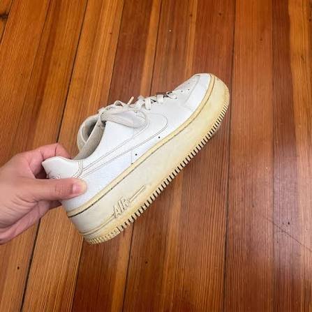 Cara memilih sepatu sesuai bentuk kaki dengan mengecek kondisi sol sepatu